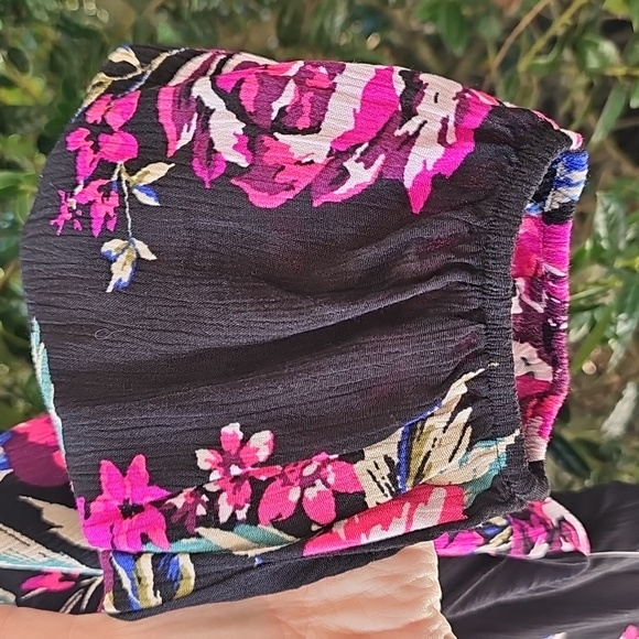 The Pioneer Woman NWT Sz Medium Black and Pink Floral Blouses - Picture 8 of 13